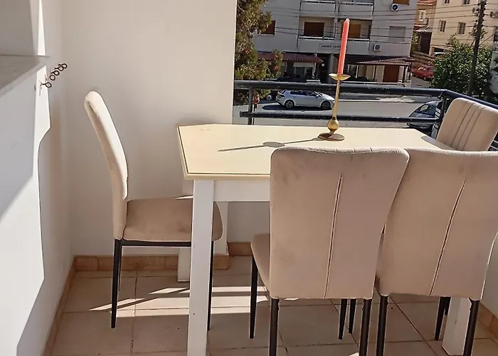 Eat Well Sleep Well בית הארחה