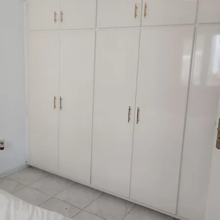 Eat Well Sleep Well בית הארחה